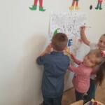 Trójka dzieci wspólnie maluje