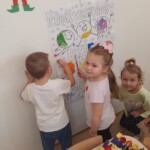 Trójka dzieci wspólnie malują