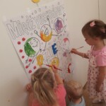 Trójka dzieci wspólnie malują