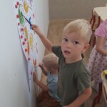 Chłopiec maluje plakat