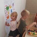 Dziewczynka maluje plakat