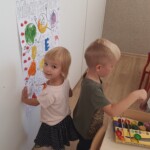 Dziewczynka maluje plakat