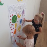 Dwie dziewczynki malują