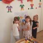 Trzy dziewczynki malują