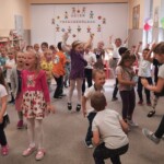 Dzieci tańczą