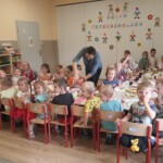 Dzieci siedzą przy stole