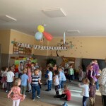 Zabawa dzieci na dywanie