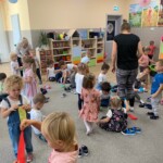 Zabawa dzieci na dywanie