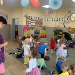 Dzieci ściągaja buty