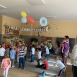 Zabawa dzieci na dywanie