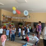 Zabawa dzieci na dywanie
