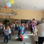 Dzieci tańczą
