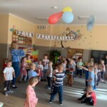 Dzieci tańczą