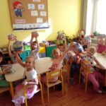 Dzieci pokazująprezenty