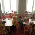 Dzieci pokazująpezenty