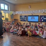 Pani dyrektor składa dzieciom życzenia