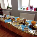 stół ze słodkościami