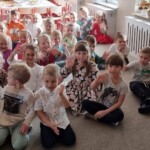 Dzieci siedzą na dywanie