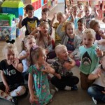 Dzieci siedzą na dywanie