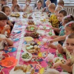 Dzieci jedzą słodkości