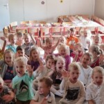 Dzieci siedzą na dywanie