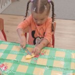 Dziewczynka kroi dynie