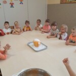 Dzieci obserwują eksperyment