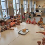 Dzieci obserwują eksperyment