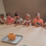 Dzieci próbują zupkę.