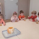 Dzieci próbują zupkę.