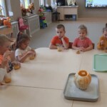 Dzieci próbują zupkę