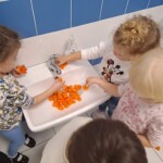 Dzieci myją warzywa