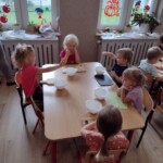 Dzieci siedzą przy stole