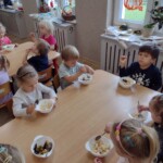 Dzieci jedzą sałatkę owocową