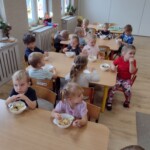 Dzieci jedzą sałatkę owocową