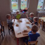 Dzieci jedzą sałatkę owocową