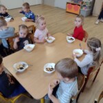 Dzieci jedzą sałatkę owocową