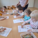 Dzieci kolorują