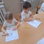 Dzieci kolorują