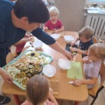 Nauczycielka pomaga dzieciom