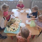 Dzieci kroją owoce
