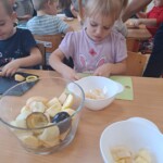 Dzieci kroją owoce