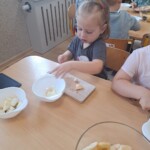 Dzieci kroją owoce