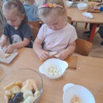 Dzieci kroją owoce
