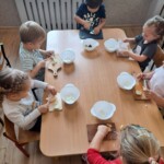 Dzieci kroją owoce