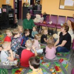 Dzieci siedzą na dywanie