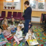 Dzieci siedzą na dywanie