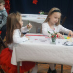 Dzieci siedzą przy stole