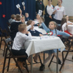 Dzieci siedzą przy stole