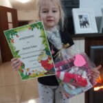 Dziewczynka z dyplomem